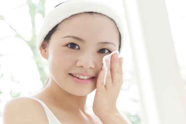 चेहरा साफ करते समय करें स्क्रब